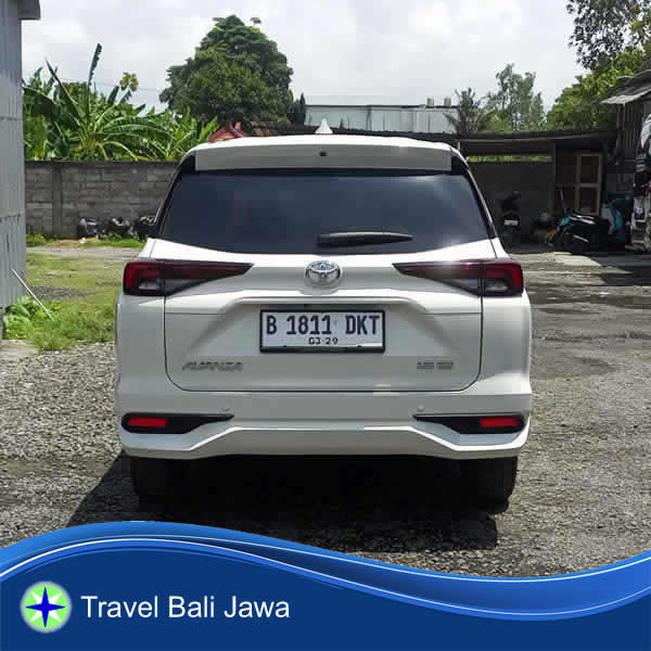 Tampak Belakang Toyota Avanza Carter Mobil Denpasar Surabaya Jawa Timur.