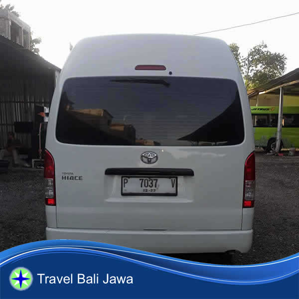 Tampak Belakang Toyota Hiace Carter Mobil Denpasar Surabaya Jawa Timur.
