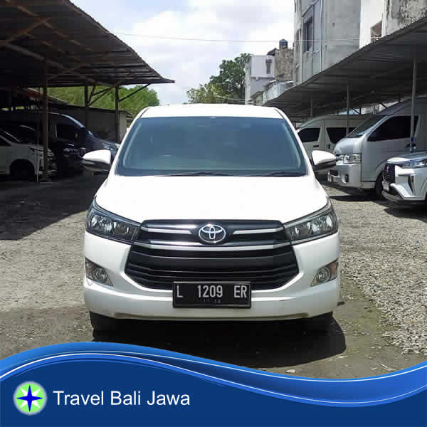 Tampak Depan Toyota Innova Carter Mobil Denpasar Surabaya Jawa Timur.