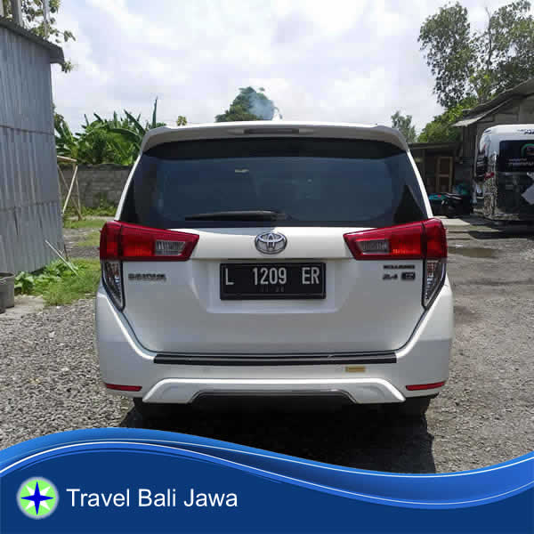 Tampak Belakang Toyota Innova Carter Mobil Denpasar Surabaya Jawa Timur.
